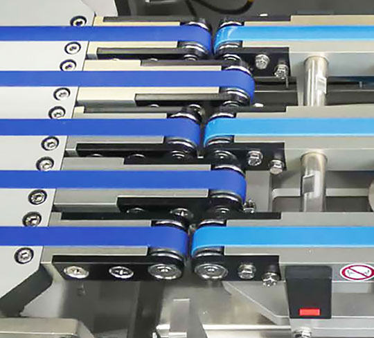 包装された製品の最適な供給と精度の高い計量結果を実現するため、コンベアベルトと計量ベルトはそれぞれ独立したベースフレーム（架台）に設置されました。